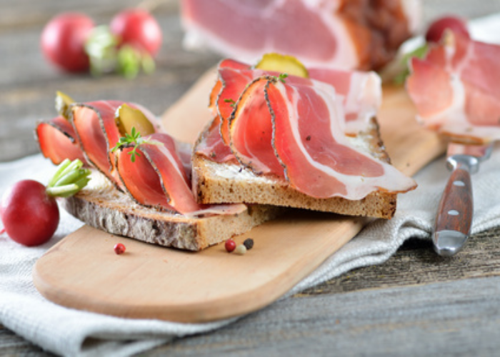 Schinken und Brot angerichtet