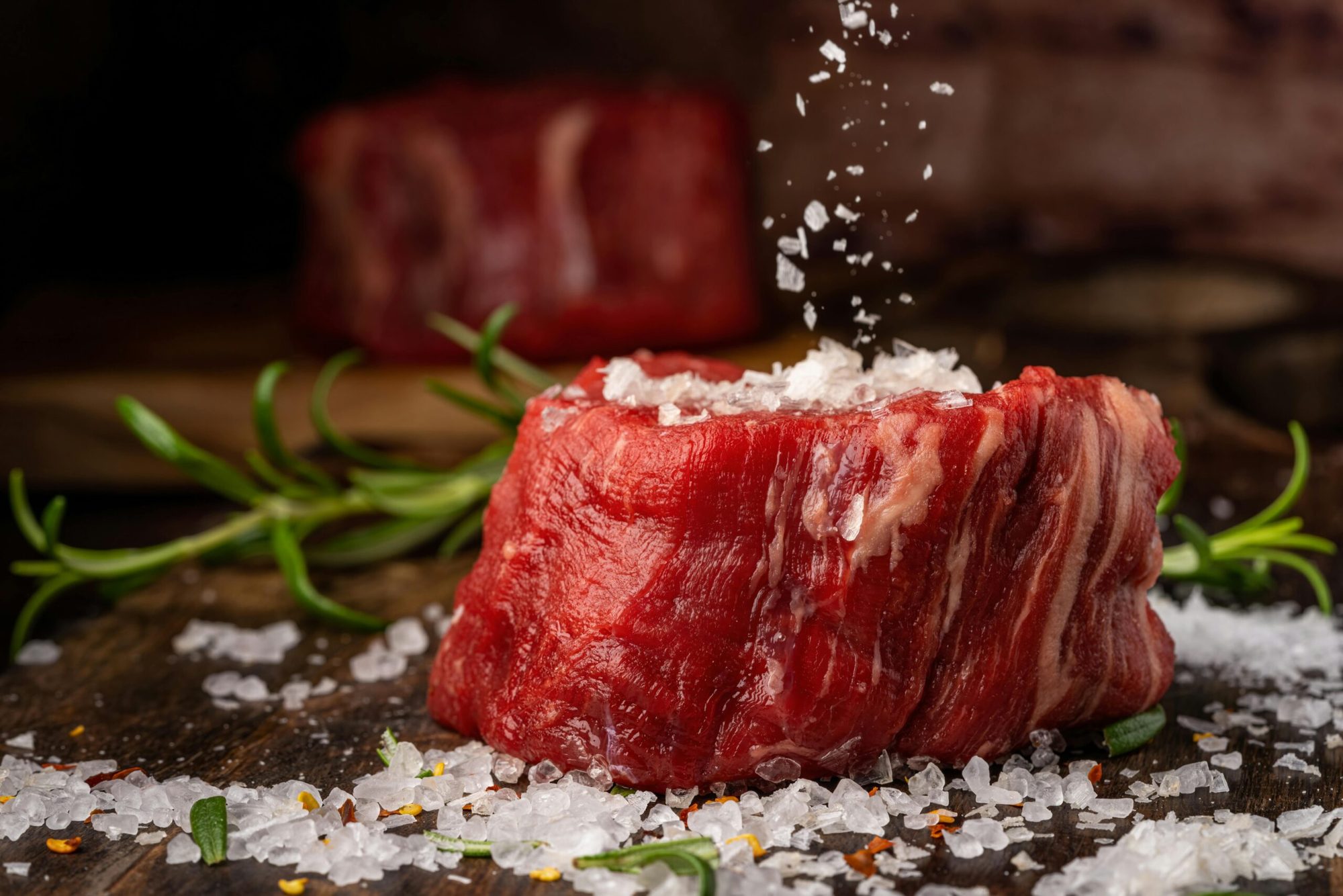 Steak mit Salz und Kräutern