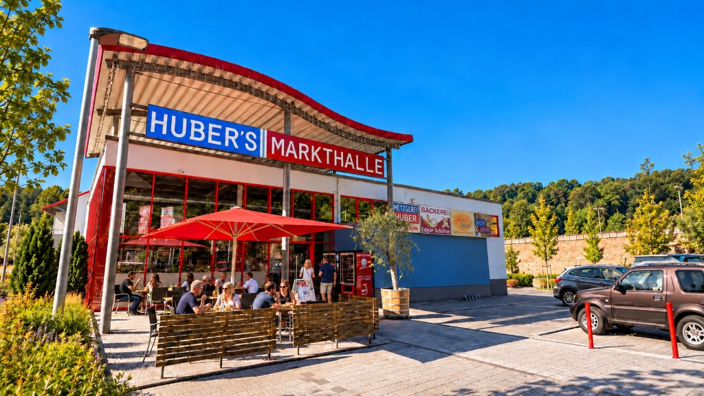 Gäste auf der Terrasse vor Huber’s Markthalle