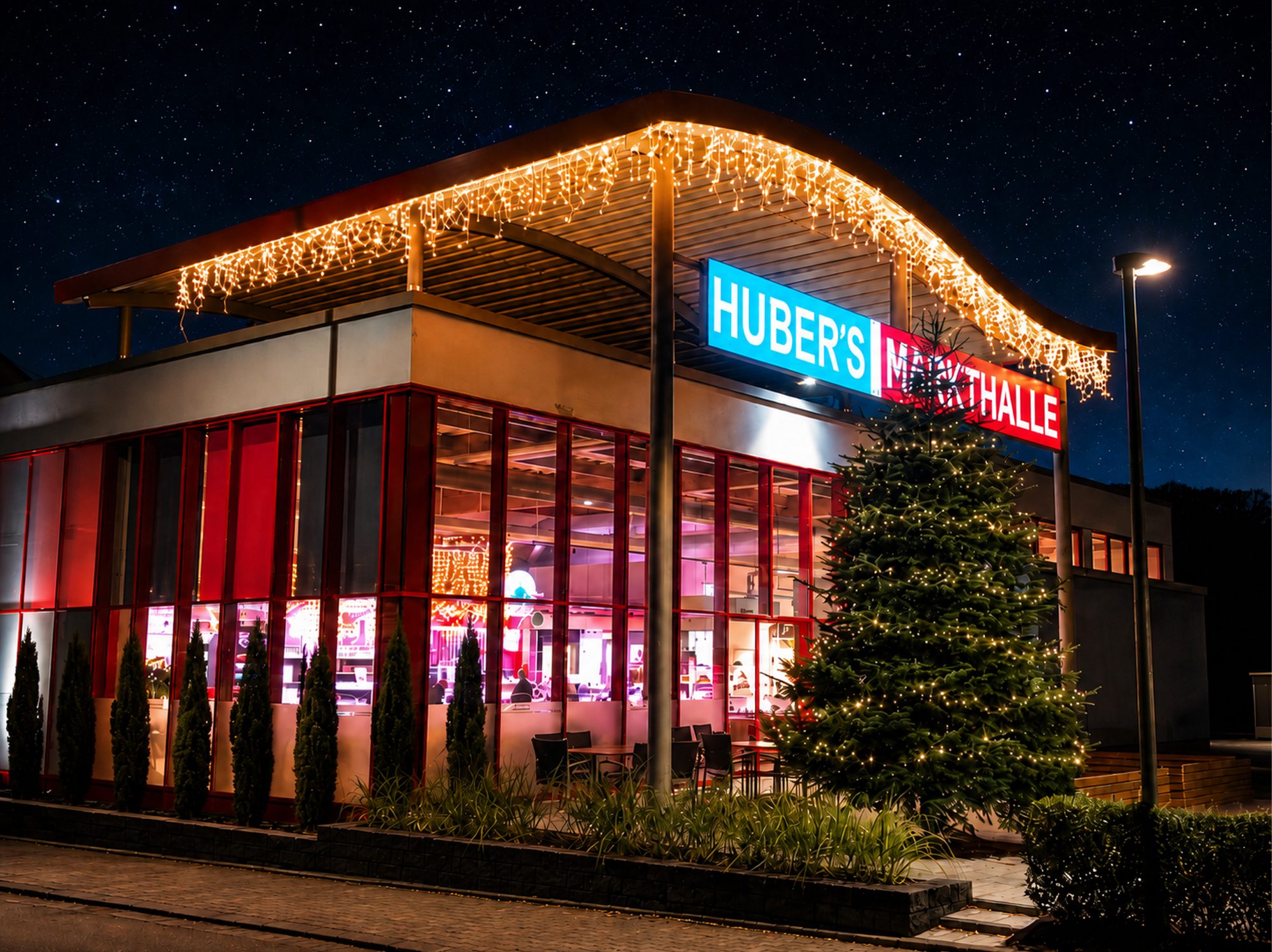 Huber’s Markthalle am Abend beleuchtet